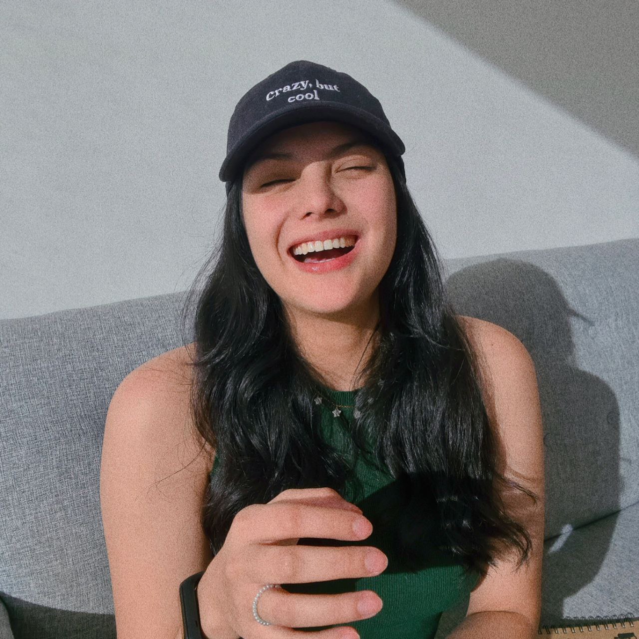 Gaby con gorra