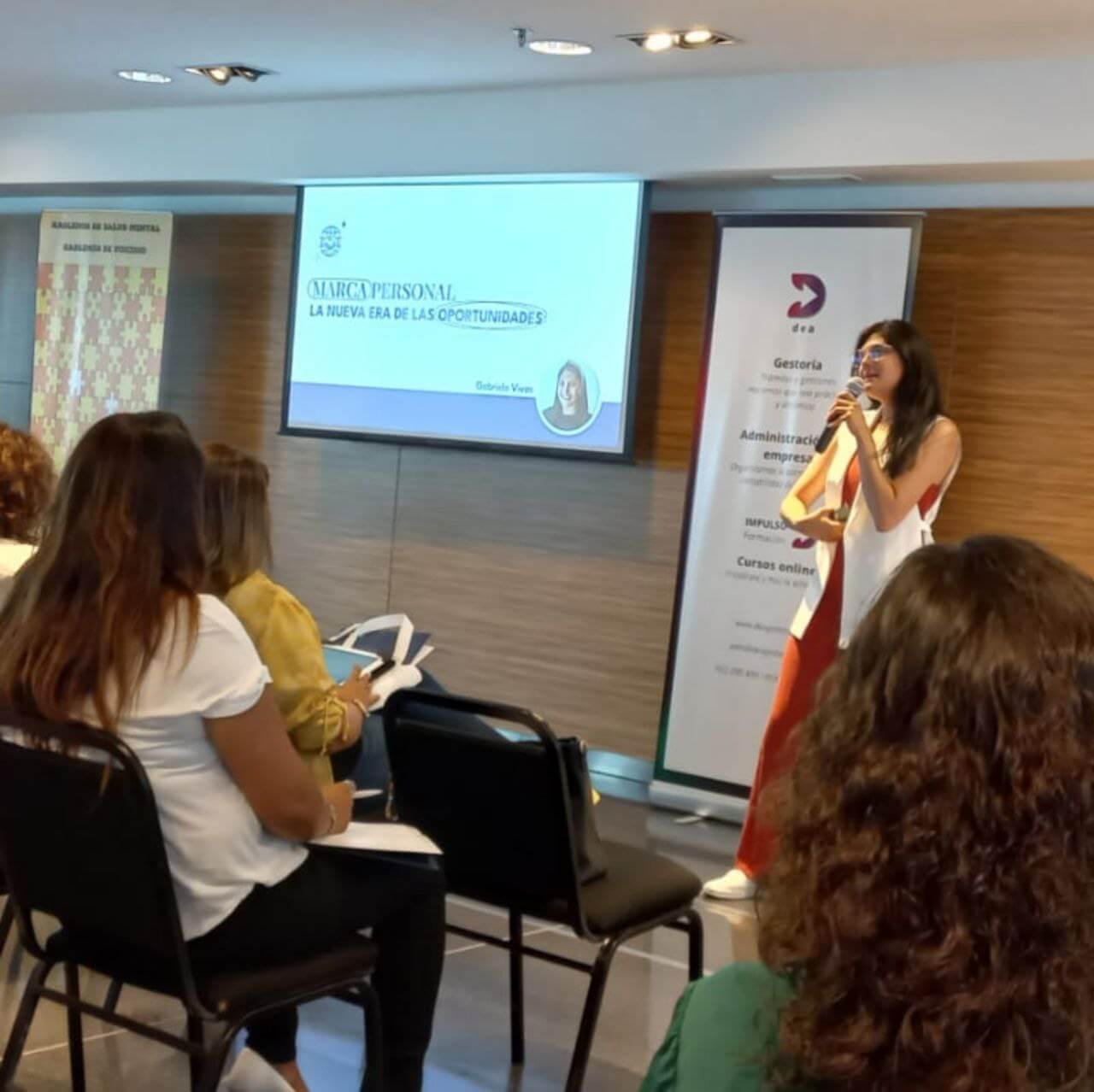 Charla mujeres emprendedoras